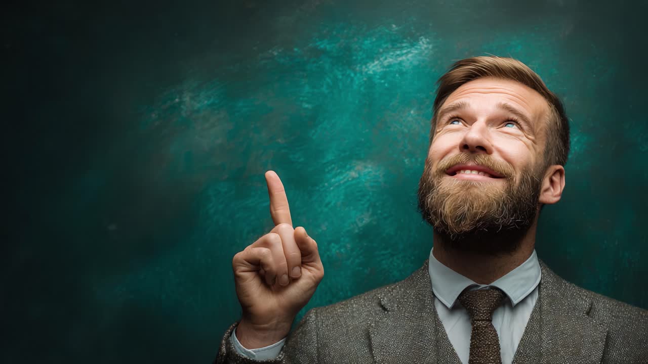 Homem Confiante Expressa uma Percepção Alegre Enquanto Aponta para Cima Contra um Fundo Verde Escuro, Simbolizando Inspiração e Criatividade em um Ambiente Profissional