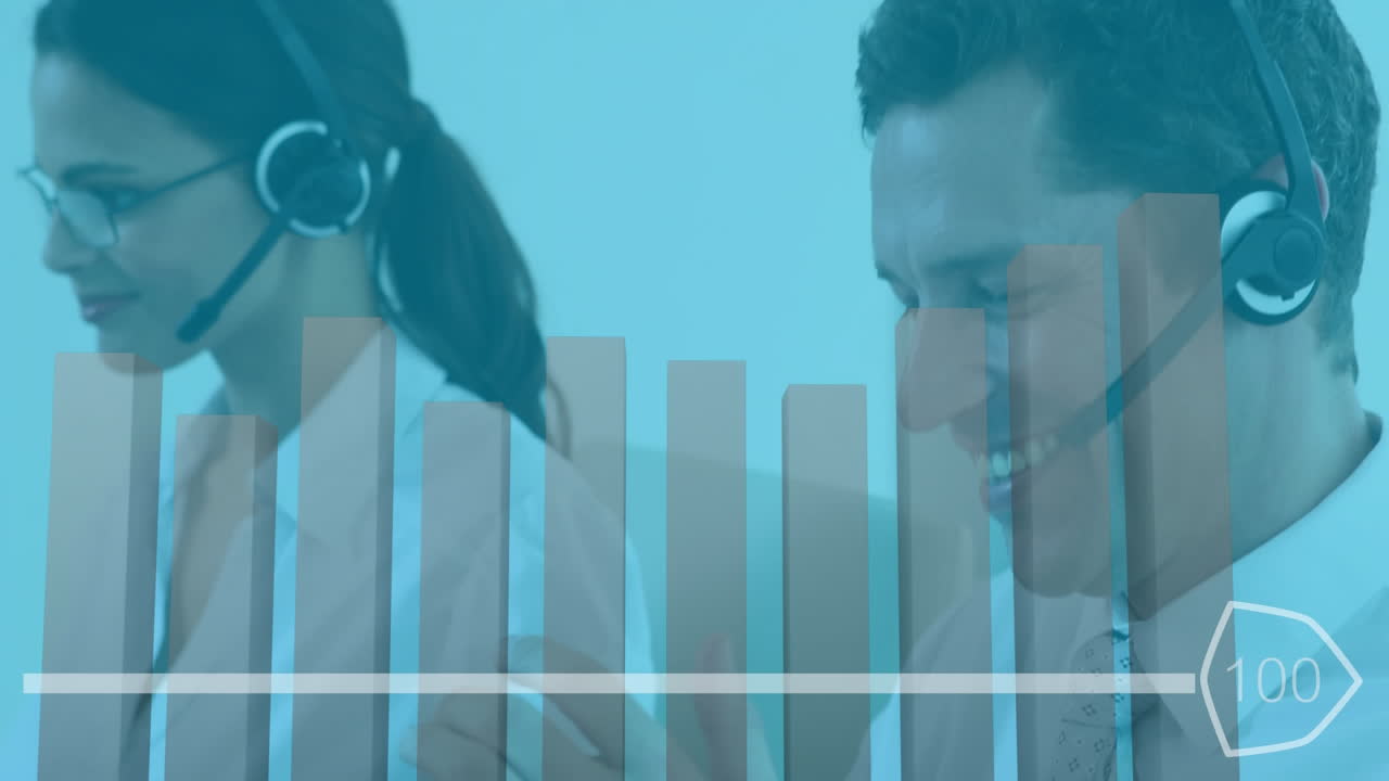 lavoratori di call center multietnici animati con cuffie in una configurazione di ufficio digitale.