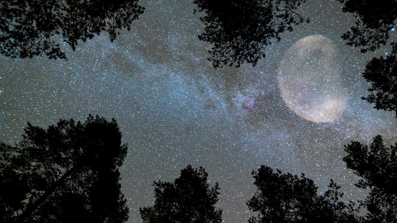 움직이는 별들의 타임 스 (timelapse) 은 은하계와 달이 밤하늘에 나타난다.