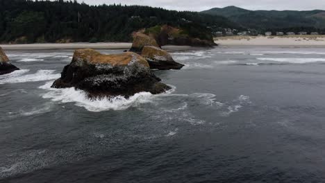 panorámica con un entorno pintoresco de minerales bien formados en la costa de oregon