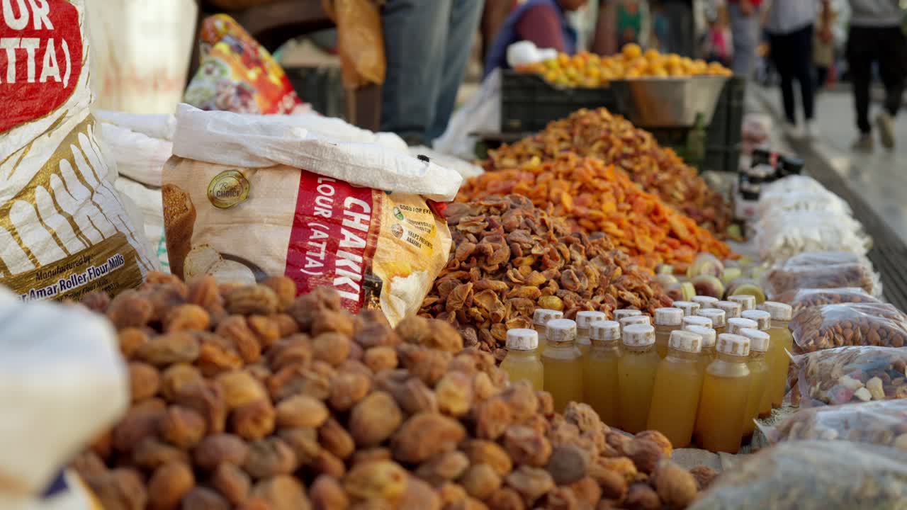 albaricoques secos al sol orgánicos para la venta en la calle principal del mercado de leh, leh bazaar, ladakh, cachemira, primer plano, cámara lenta con poca profundidad de campo y enfoque de tirón. productos agrícolas ricos de la india.