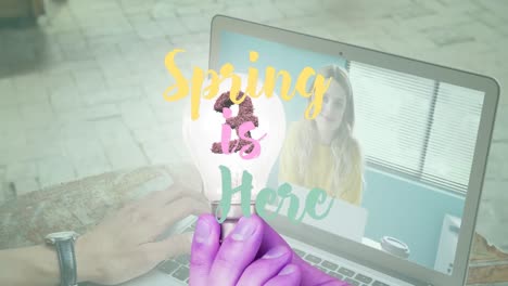 animación de la primavera está aquí texto sobre mujer caucásica haciendo llamada de video portátil