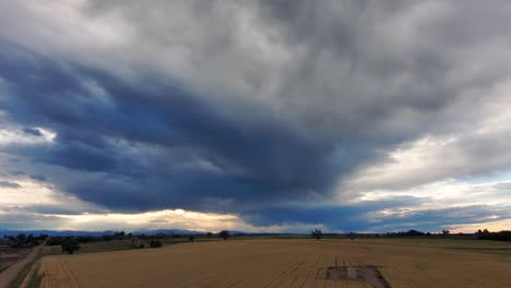 un dron se eleva sobre los campos de trigo y maíz para mostrar las majestuosas montañas a lo lejos