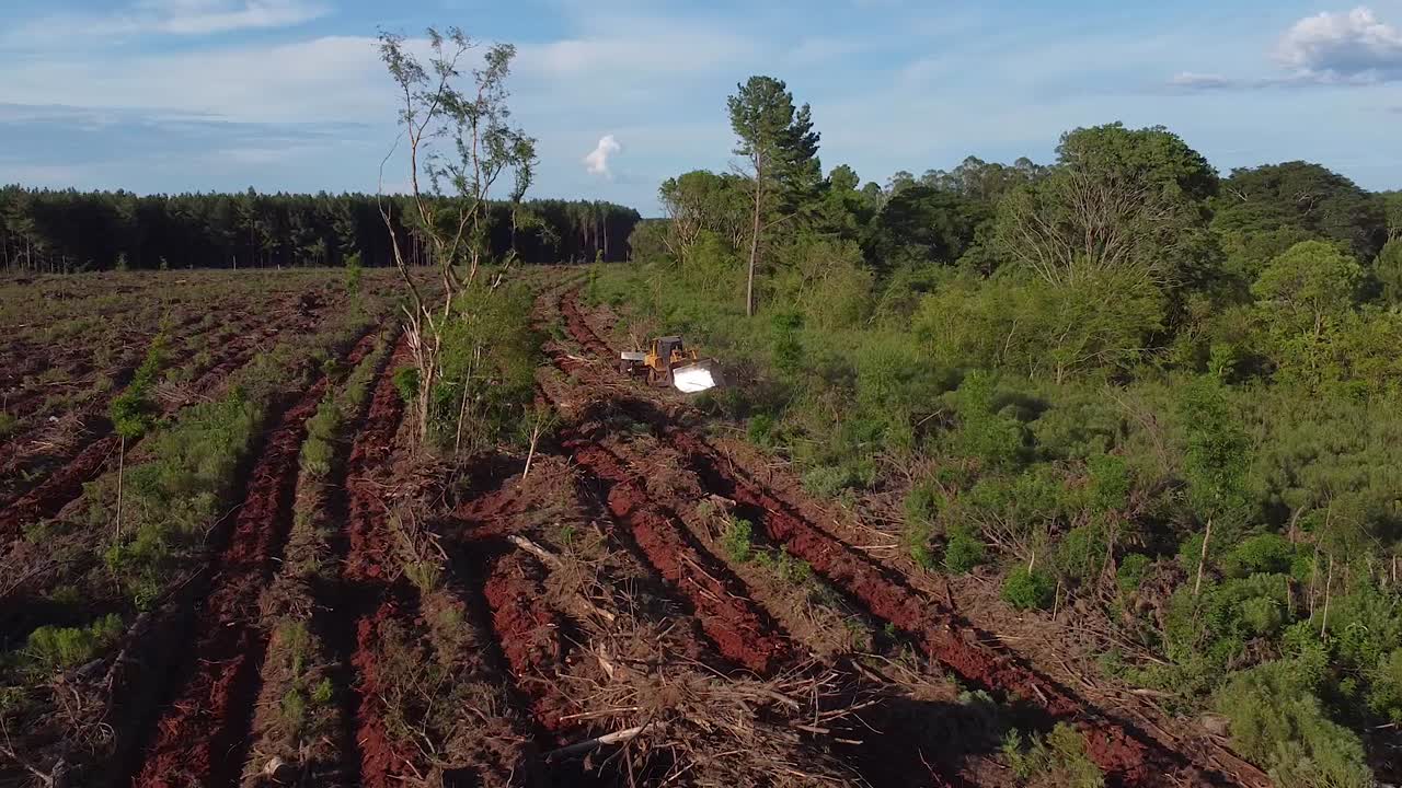 toma aérea de un avión no tripulado de una máquina de preparación de suelo que prepara tierras de agricultura en posadas de misiones argentina
