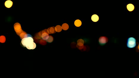 luces desenfocadas calle de los ángeles resumen. fondo borroso de la ciudad. círculos de bokeh en movimiento del tráfico nocturno.