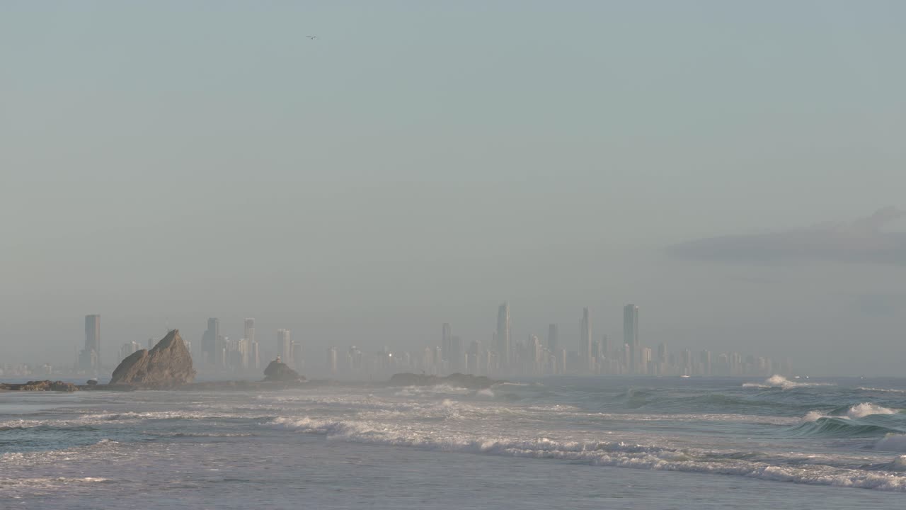 2023년 2월 26일 - 골드 코스트, 퀸즐랜드, 호주: 일출 시 커럼빈 비치 바이킹 서핑 인명 구조 클럽에서 볼 수 있습니다.