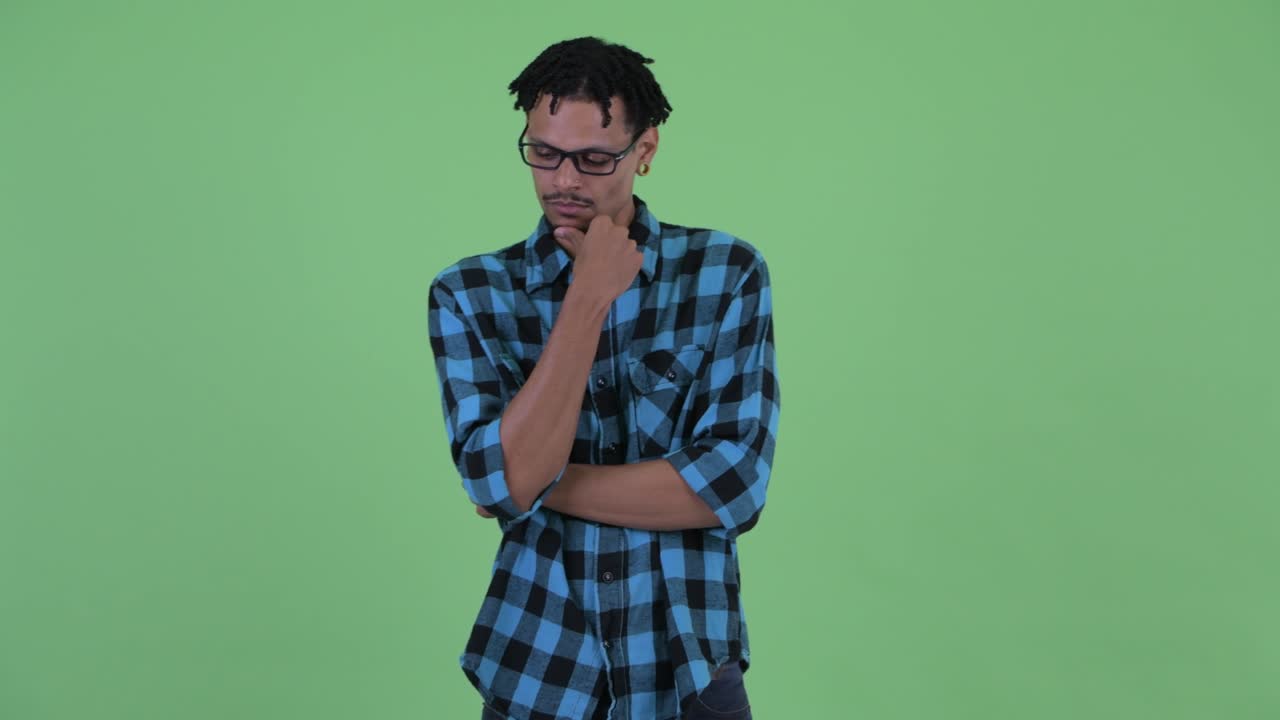 joven y guapo hombre africano hipster con dreadlocks