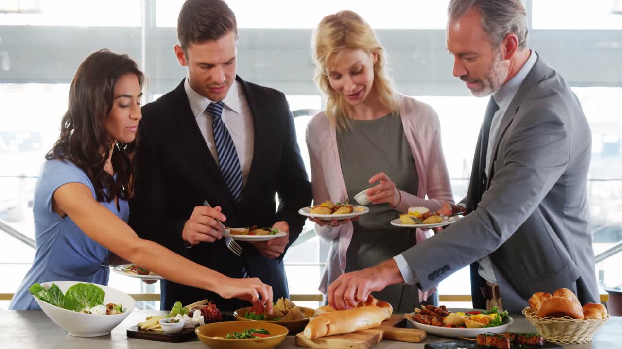 cuatro personas eligiendo su comida