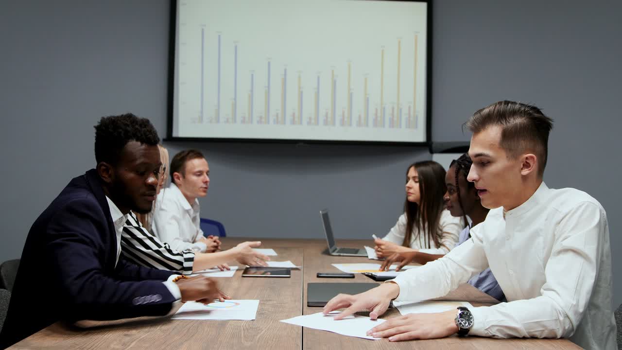 a tiempo para las negociaciones en la oficina de un hombre afroamericano y un representante europeo acuerdan el trabajo conjunto de las empresas y se estrechan las manos