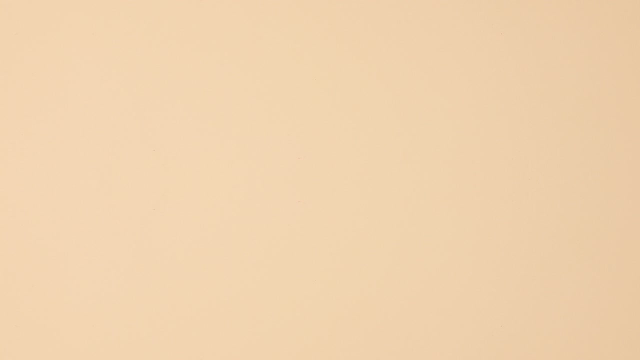 las botellas de esmalte de uñas de manicura aparecen en la parte superior y inferior del fondo beige.