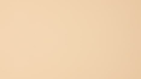 las botellas de esmalte de uñas de manicura aparecen en la parte superior y inferior del fondo beige.