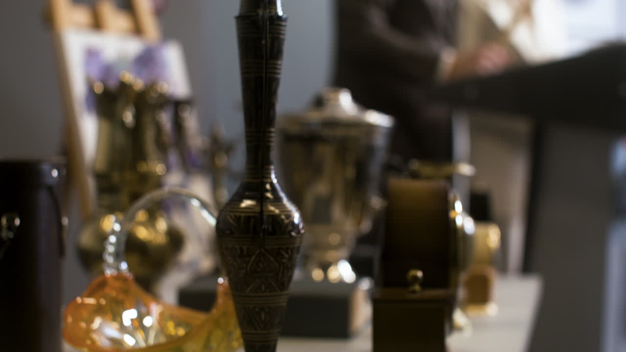 테이블 위 에 있는 골동품