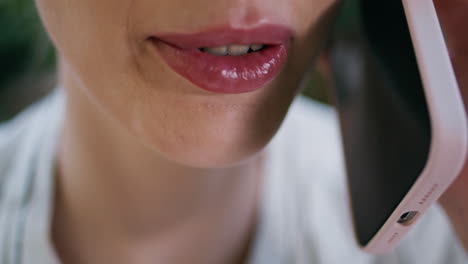 mujer boca hablando teléfono inteligente sonriendo con hermosos dientes blancos de cerca.