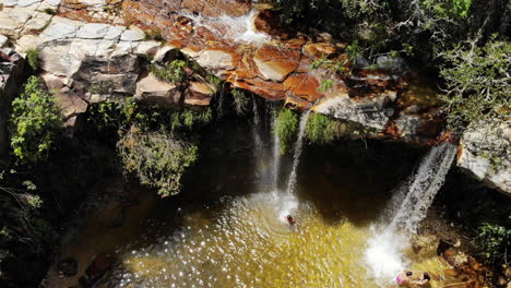 cascada valle de mariposas en são thomé das letras, minas gerais, brasil