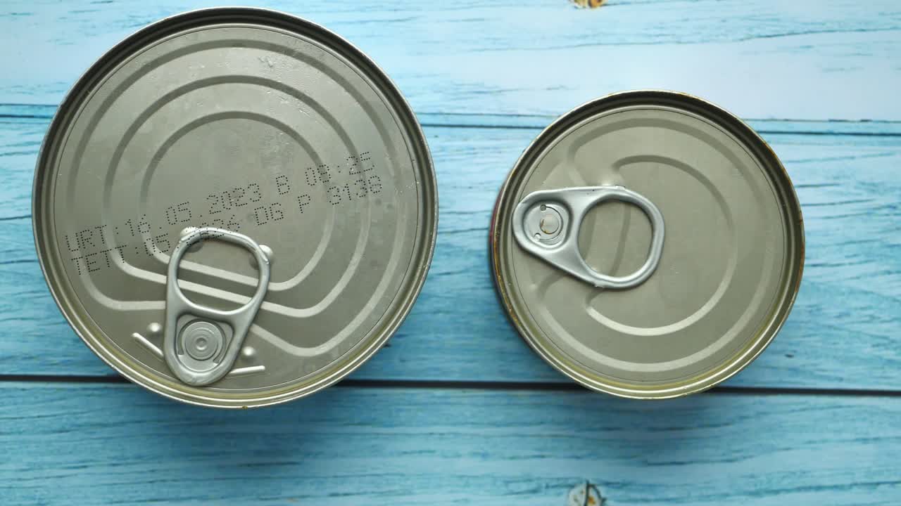 푸른 나무 테이블에 두 개의 음식 캔