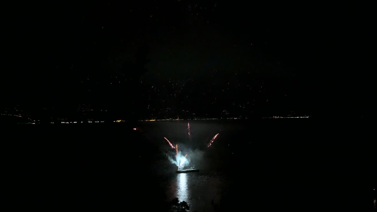 gran espectáculo de fuegos artificiales en el mar