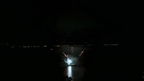 Riesiges-Feuerwerk-Auf-Dem-Meer