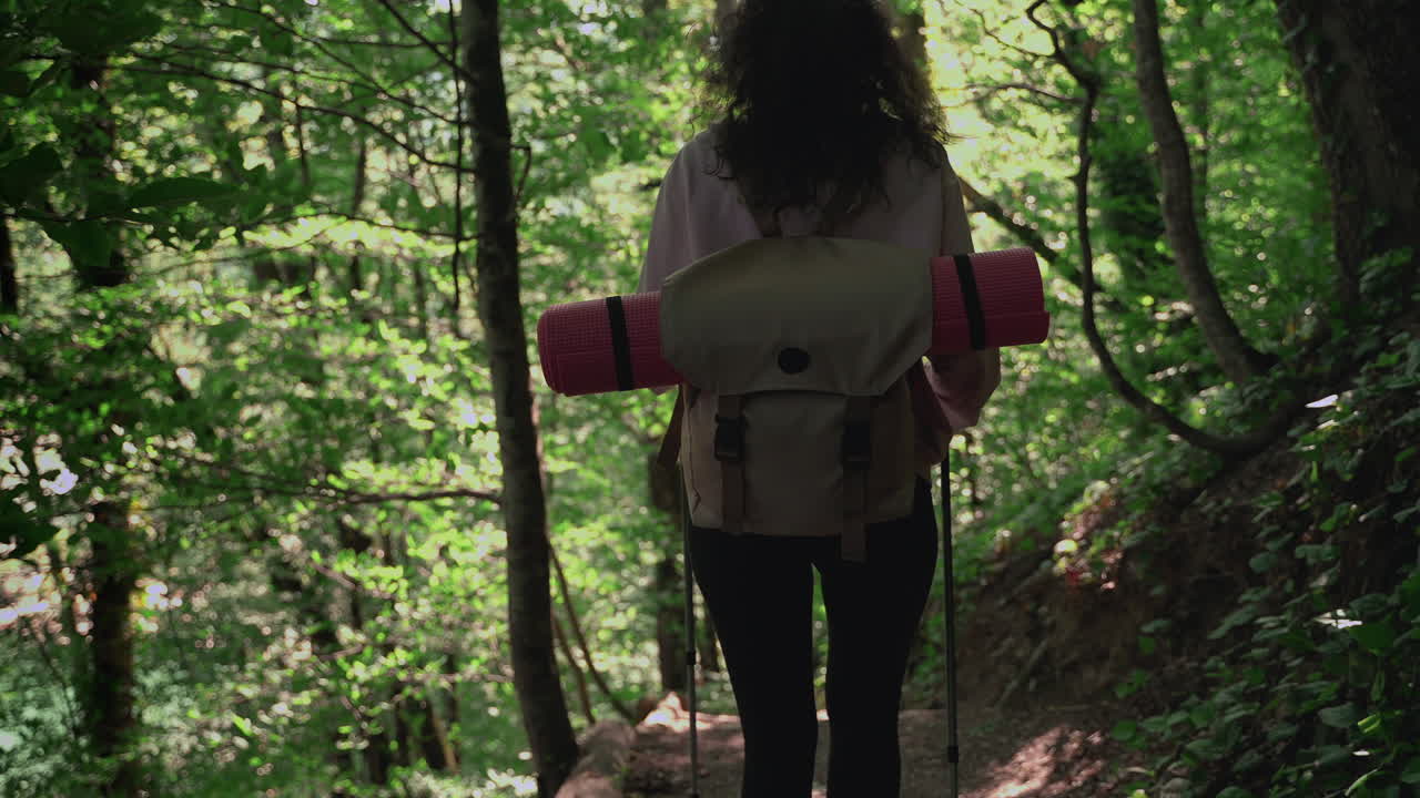 mujer caminando en un bosque