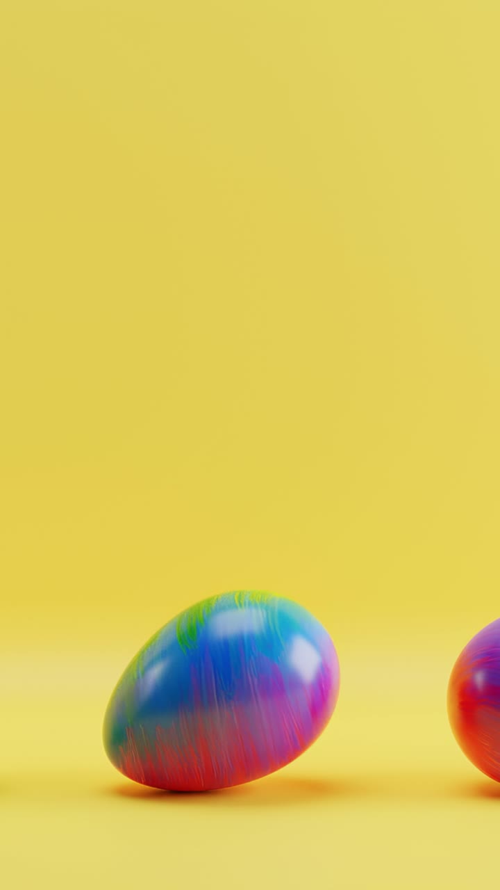 Tres huevos de colores sobre una superficie amarilla con fondo amarillo. Animación en bucle vertical.
