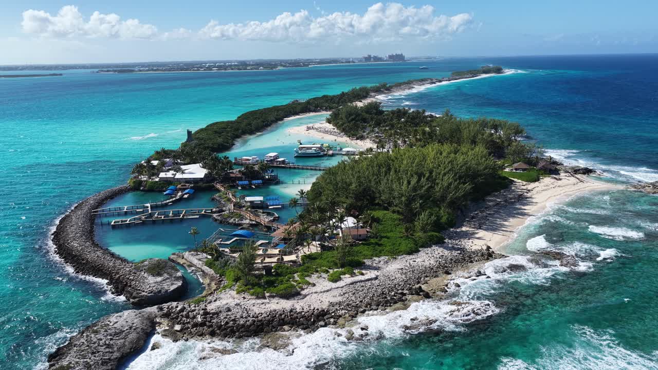Skyline delle Bahamas a Nassau, New Providence, Bahamas. Skyline caraibico. Paesaggio sulla spiaggia. Sfumature di blu ad acquerello. Skyline delle Bahamas a Nassau, New Providence, Bahamas. Sfondo naturale