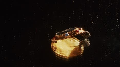 un broche de oro de una sacerdotisa escita de 2000 años de edad, un viejo pendiente, una rueda giratoria, encontrado durante las excavaciones. joyas vintage. religión. primer plano