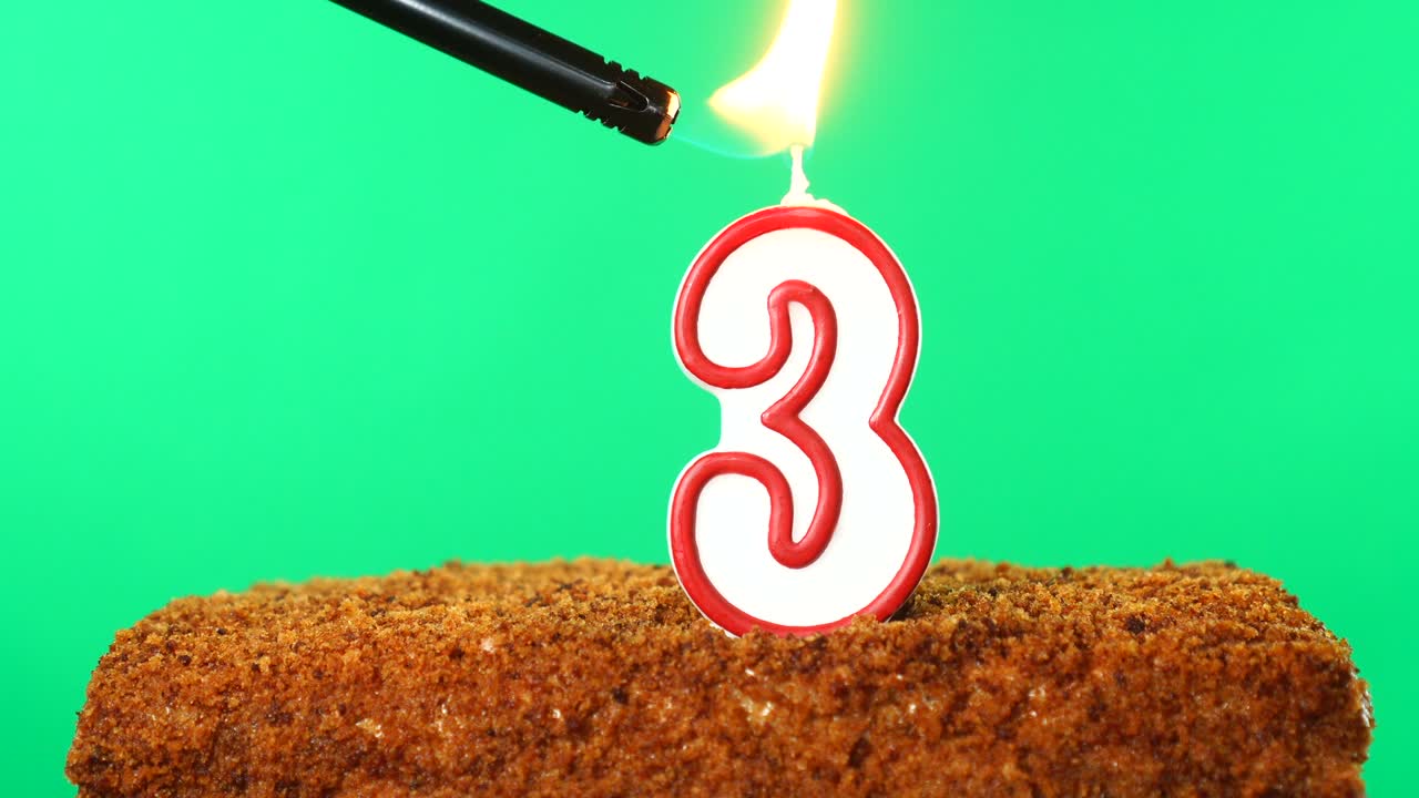 bolo com o número 3 vela acesa. chave de croma. tela verde. isolado