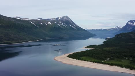 hermosa laguna y playa rodeada de montañas trollheimen
