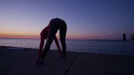 silhueta femenina hispana y caucásica sana que se estira al amanecer