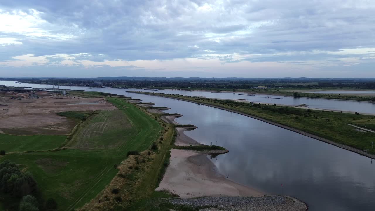 Vue aérienne de la flèche fluviale Rijn, Waal