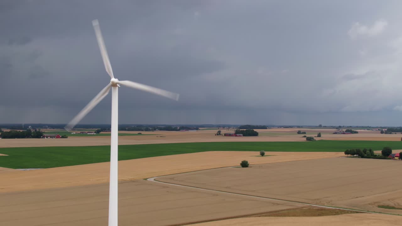 스웨덴 농업 지역의 풍력 터빈을 향한 공중 견인