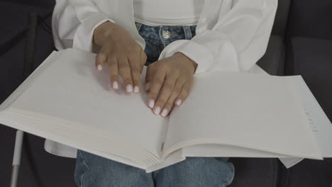 manos de mujer tocando un libro