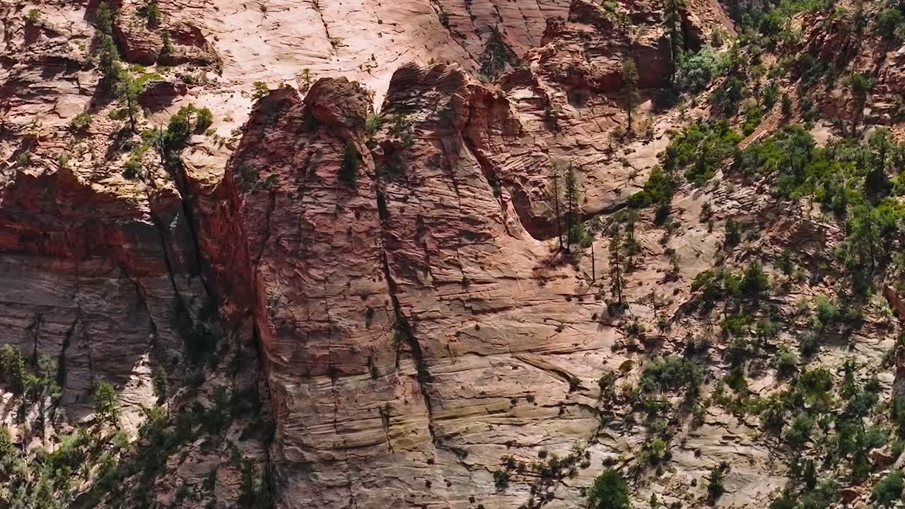 Esplorando formazioni rocciose nella regione del Mojave negli USA durante il giorno