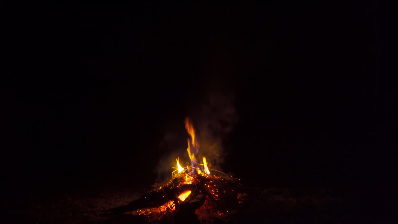 fuego en el campamento. chimenea roja y marco quemando leña con carbón en la estufa para dar calor, calor y humo sobre fondo negro.