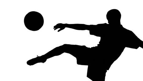 Silhouette-Eines-Fußballspielers,-Der-Den-Ball-Tritt