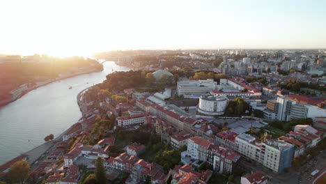 hermosa toma aérea al atardecer de porto, portugal