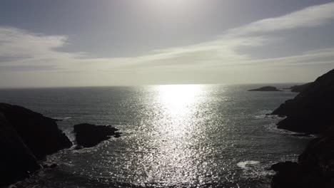 amplia vista aérea del océano tranquilo en un día soleado con una costa dramática