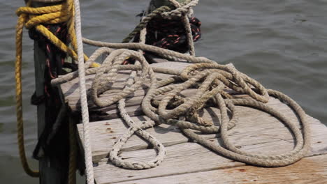 las olas se mueven alrededor del muelle en cámara lenta