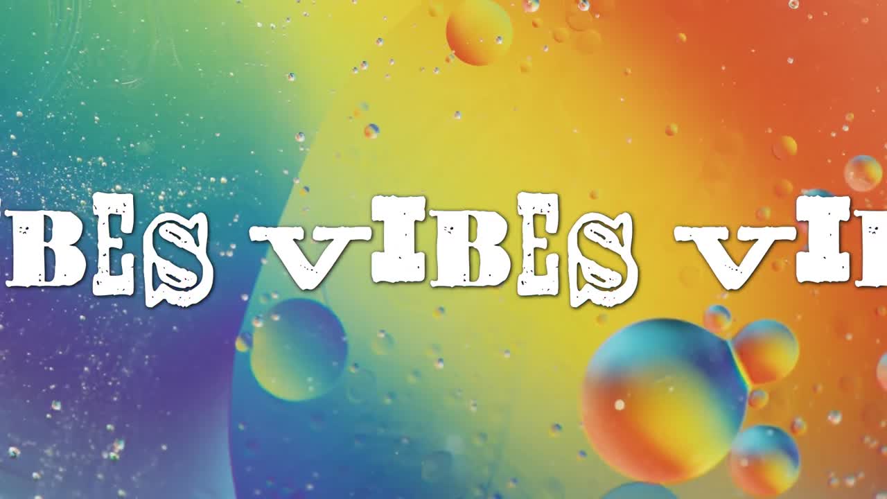 animación de texto de vibraciones sobre un primer plano de líquido y bolas.