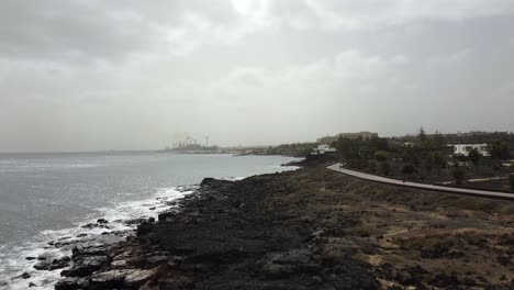 Filmische-Drohnenaufnahme,-Die-über-Den-Küstenpfad-Auf-Der-Insel-Lanzarote-Fliegt