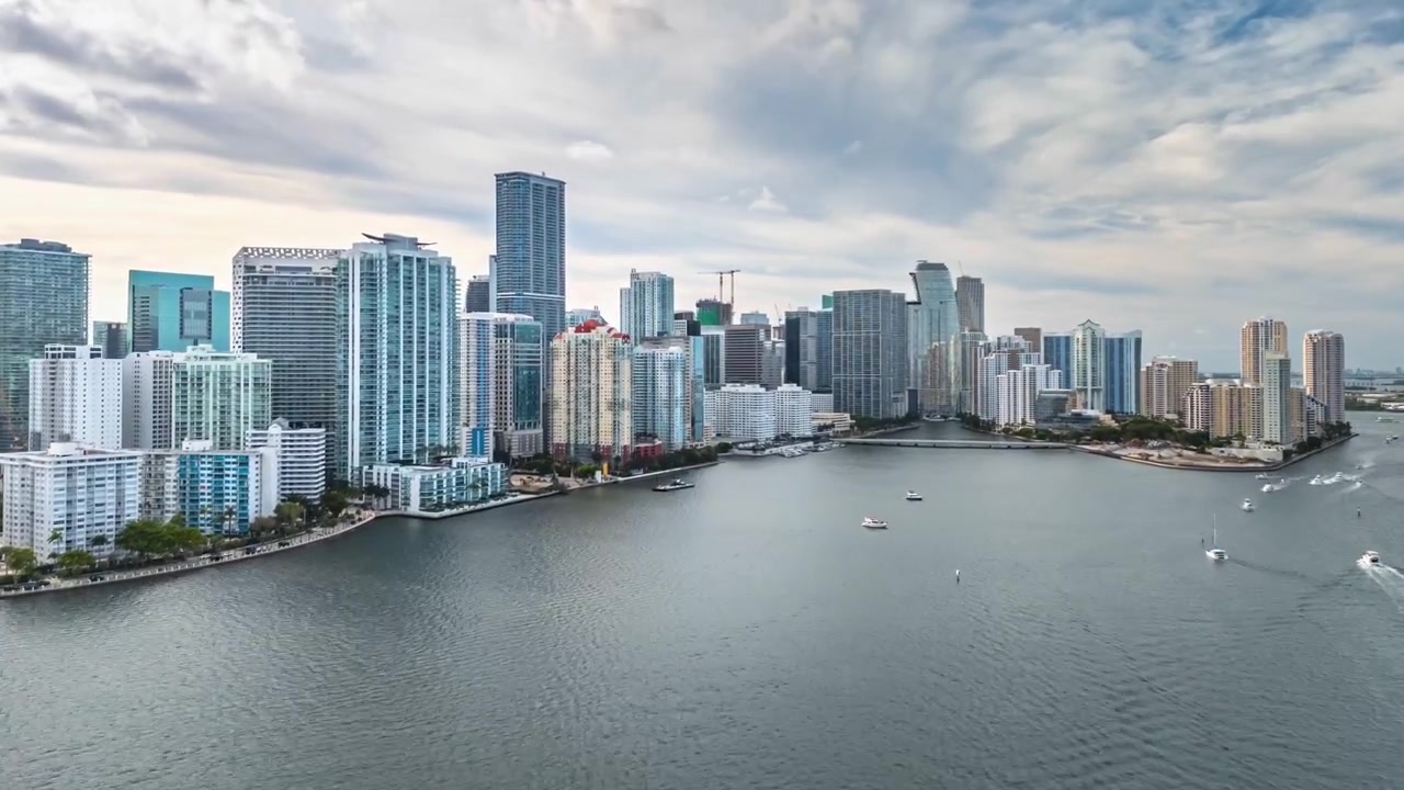 Hyperlapse drammatico che vola verso il centro di Miami con moderni grattacieli e Brickell Key.