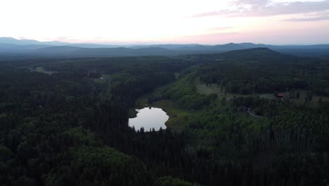 Hermoso-Bosque-Brumoso-Al-Atardecer-En-Medio-De-Las-Montañas-Rocosas-Canadienses