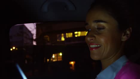mujer de negocios usando una tableta digital mientras viaja en coche