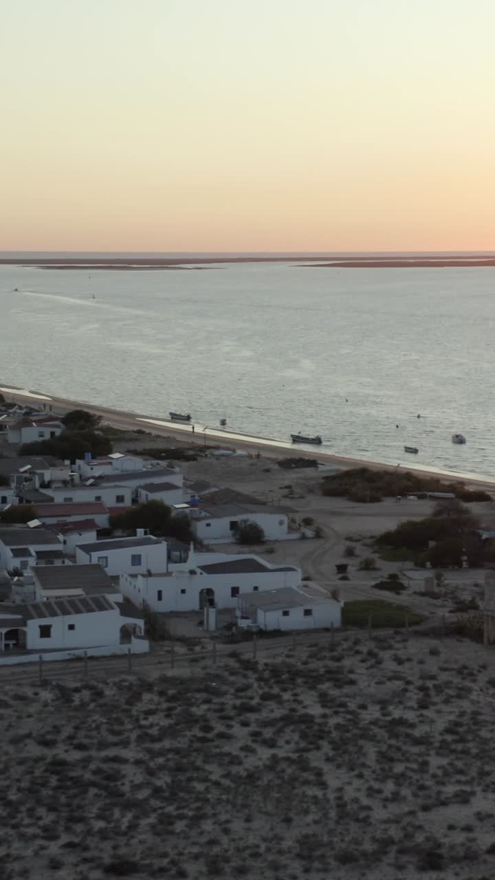 Bobine aeree, hangar, isola Ilha do Farol, Faro, Algarve, Portogallo, verticale