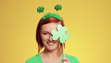 Frau-Feiert-Den-St.-Patrick&#39;s-Day-Im-Studio