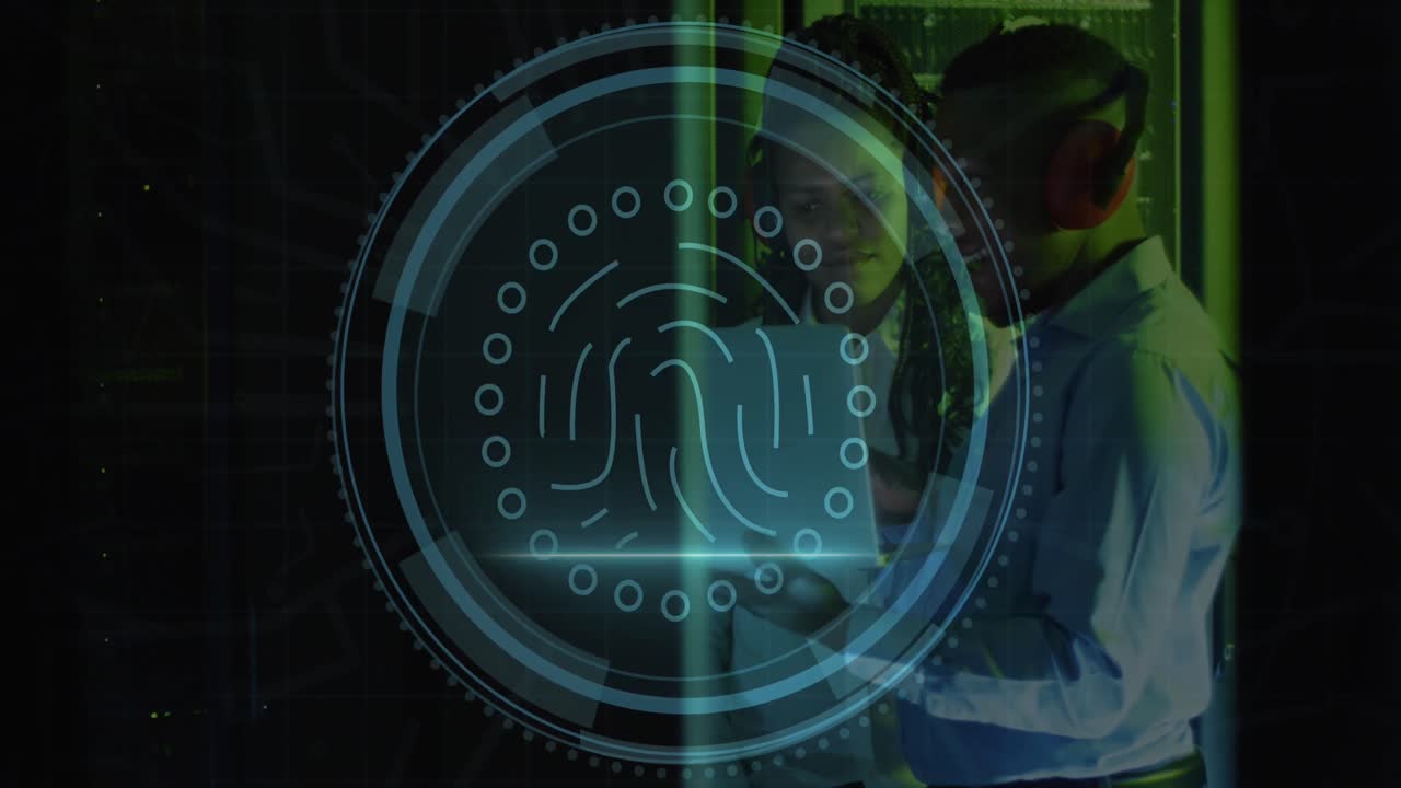 animación de texto de seguridad cibernética, biométrica sobre ingenieros afroamericanos discutiendo en la sala de datos