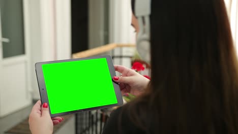 maquillaje de manos de mujer sosteniendo una tableta pc con pantalla blanca en blanco auriculares para el oído