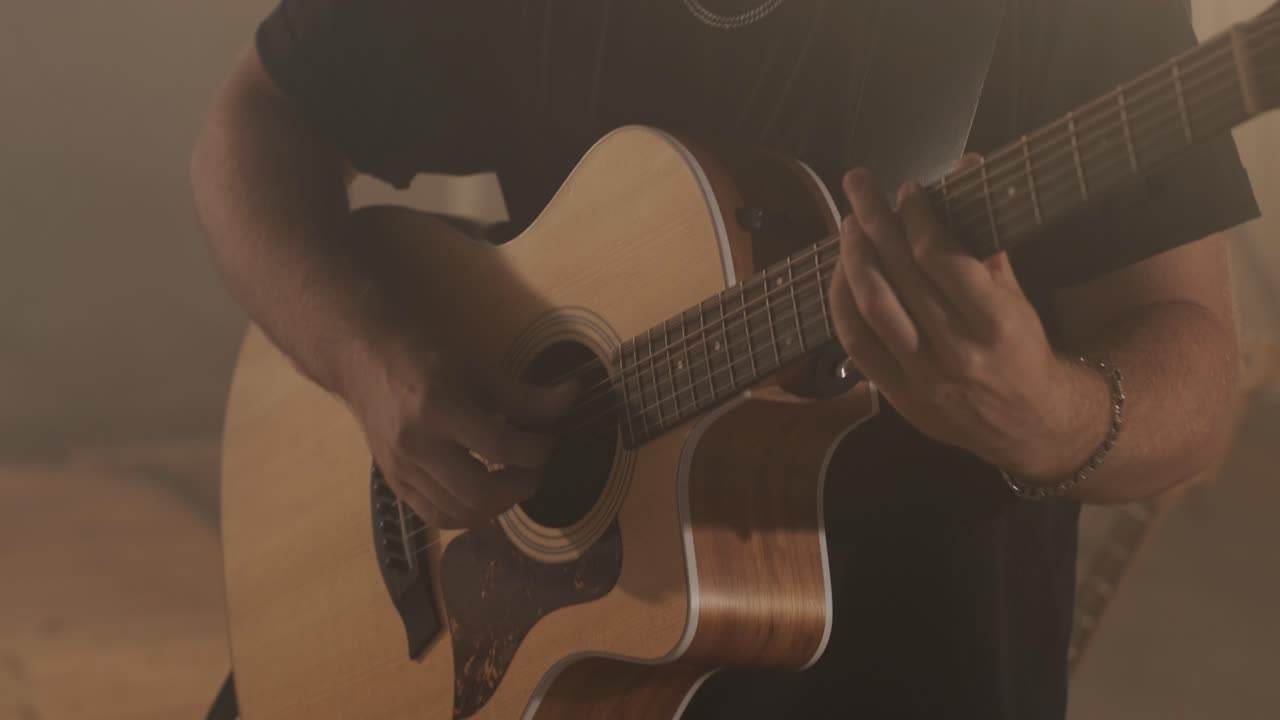 Concert de groupe en direct avec chanteur, bassiste, pianiste, batteur et guitariste