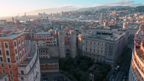 Antena-Al-Atardecer-Hacia-Las-Murallas-Históricas-De-Barbarossa,-Génova