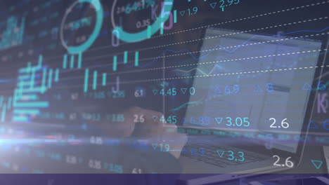 animación del procesamiento de datos financieros a través de un hacker utilizando una computadora