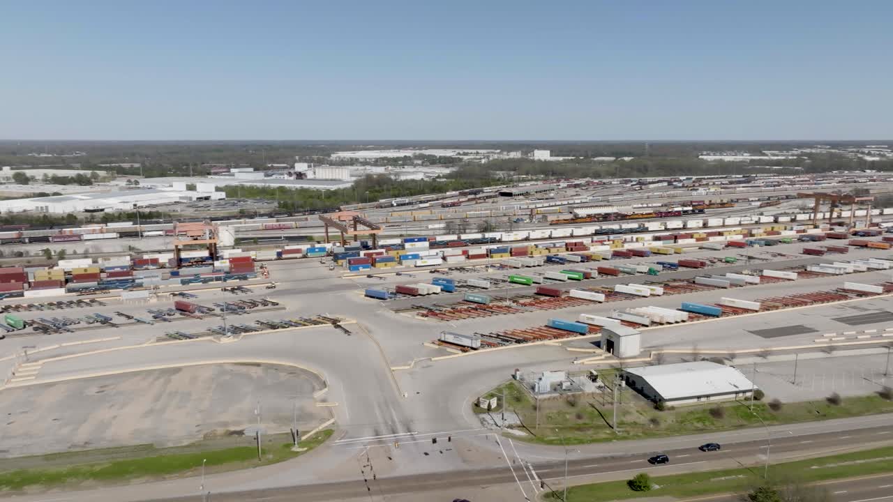 el astillero bnsf en memphis, tennessee con video de drones de tiro ancho panorámico de izquierda a derecha